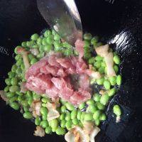 口感好的青豆炒肉做法图解7)