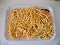 美味蒜香枸杞肉丝面做法图解6)