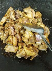 特色美食芋头焖鸭做法图解7)