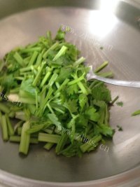 家常菜清炒芹菜做法图解6)