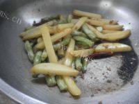 家常菜四季豆炒土豆做法图解8)
