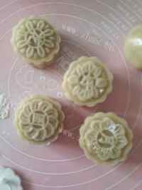 色泽鲜亮的莲蓉月饼做法图解11)