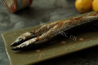 诱人的盐烤秋刀鱼做法图解8)