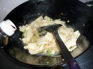 美味的芹菜炒豆皮做法图解5)