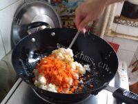 家常胡萝卜丁蛋炒饭做法图解6)