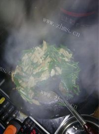 家常菜韭菜炒香干做法图解4)