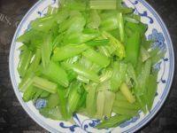 鲜香的西芹炒肉做法图解1)