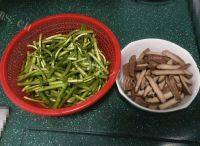 家常菜芦蒿炒香干做法图解1)