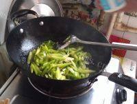 家常菜素炒芹菜做法图解6)