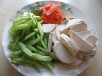 家常菜腊肉炒芹菜做法图解1)