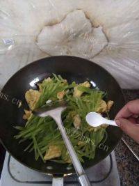 家常菜莴苣炒鸡蛋做法图解4)