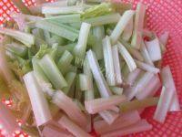 家常菜芹菜鱿鱼卷做法图解6)