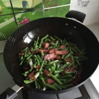 可口的腊肉炒豆角做法图解10)