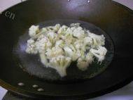 「营养美食」西红柿炒花菜做法图解2)