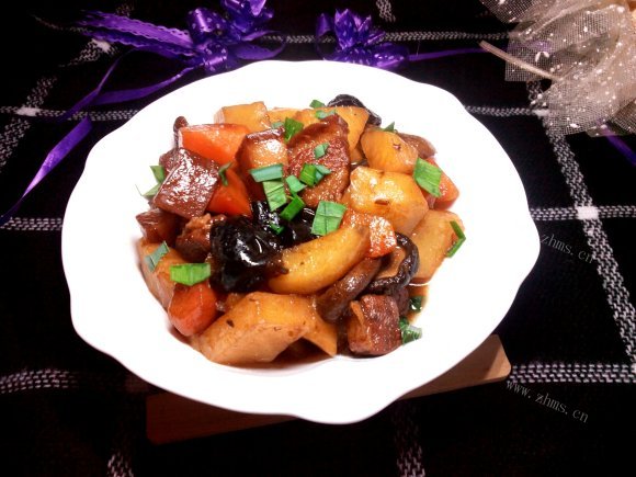 色泽鲜亮的红烧肉炖土豆