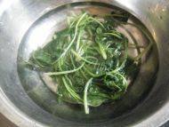 家庭版凉拌菠菜粉丝做法图解4)