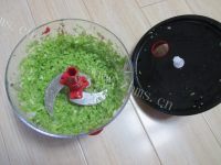 美味的芹菜牛肉煎饺做法图解6)