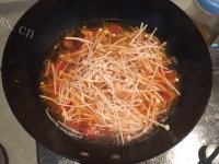 美味的番茄金针菇汤