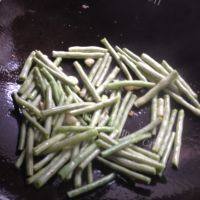 让人怀念的茄子烧豆角做法图解5)