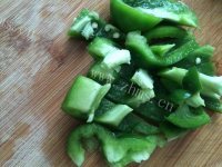 家常酸菜炒鸭胗做法图解3)