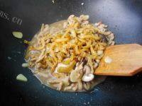 家常菜榨菜香菇炒肉丝做法图解8)