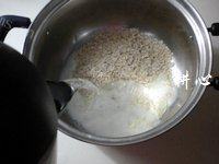 牛奶鸡蛋燕麦粥的做法图解三