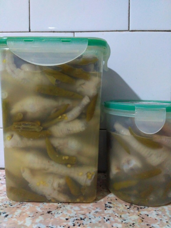 色泽鲜亮的泡椒鸡爪