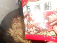 家常菜白菜梗炒肉做法图解10)