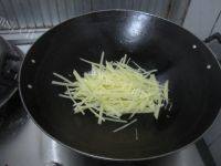 美美厨房之清炒土豆丝做法图解3)