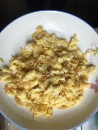 美味的萝卜干炒饭做法图解6)