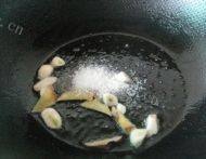 香糯的土豆焖排骨做法图解5)