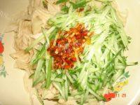 家常菜黄瓜拌豆皮做法图解5)