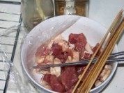 百吃不厌的孜然烤肉串做法图解4)