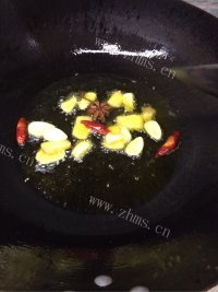 美味的黄豆炖猪蹄做法图解4)