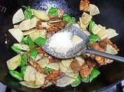 青椒土豆炒肉片做法图解8)