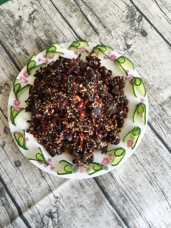 色泽鲜亮的麻辣兔肉