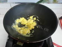 快餐鸡蛋辣白菜炒饭做法图解3)