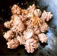 美味的彩椒菊花鸡胗做法图解12)