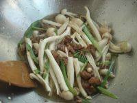 家常菜肉炒海鲜菇做法图解5)