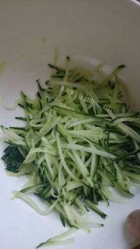 美味的翡翠红油鸡丝做法图解6)
