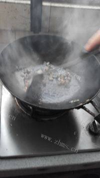 家常菜蘑菇炒鸡蛋做法图解3)