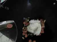 鲜香美味的鸡丝火腿肠蛋炒饭做法图解6)