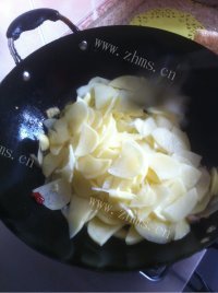 家常菜肉丝青椒土豆片做法图解4)