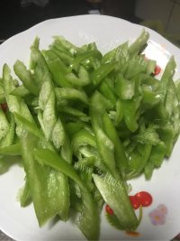 脆嫩可口的青椒炒鸡蛋做法图解2)