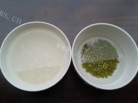 色泽鲜亮的绿豆粥做法图解2)