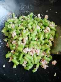 美味营养的肉末豆角做法图解3)