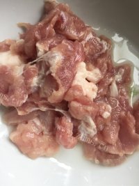 美味的丝瓜肉片汤做法图解2)