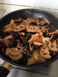 美味的竹芛莲菜炒肉做法图解17)
