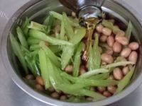 下酒菜花生米拌芹菜做法图解7)