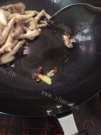 美味的玉米煮鸡爪做法图解4)